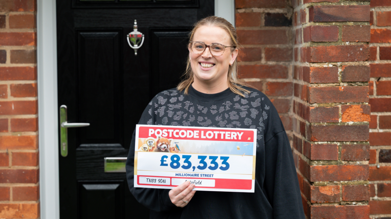 East Sussex neighbours share £1m lottery win - BBC News