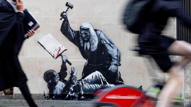 New Banksy mural appears at Royal Courts of Justice