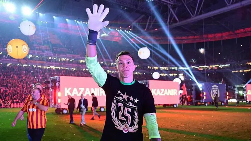 Galatasaray keeper scores penalty to seal title