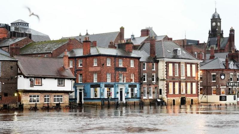 Storm Bram brings flooding and travel disruption to UK
