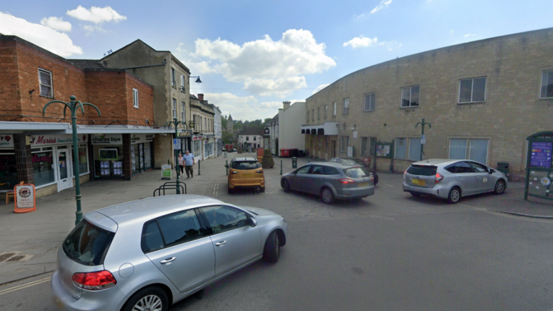 Work starts on Calne High Street one-way route for vehicles - BBC News