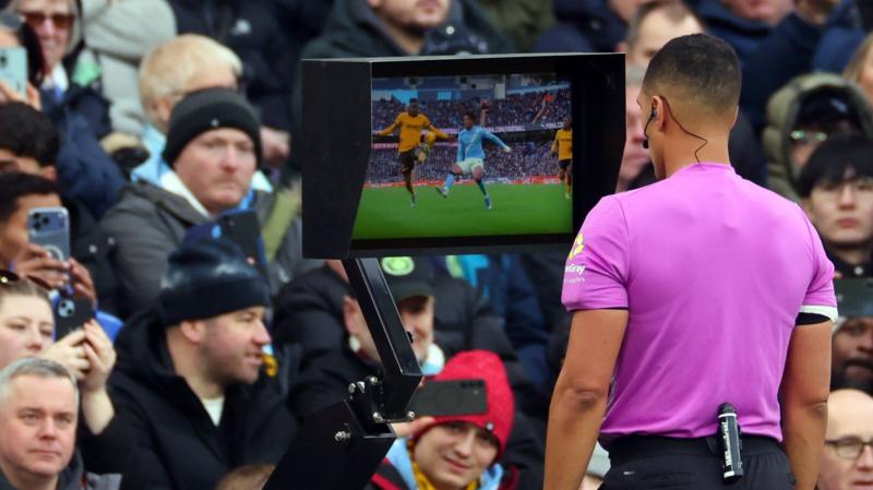 Ref's 'courageous' call denies Man City penalty on Premier League debut