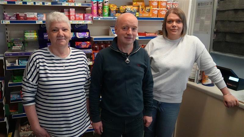 Iain 'Brownie' Moireasdan le Mairead (clì) agus Karen (deas) a bha ag obair sa bhùth air an Tairbeart