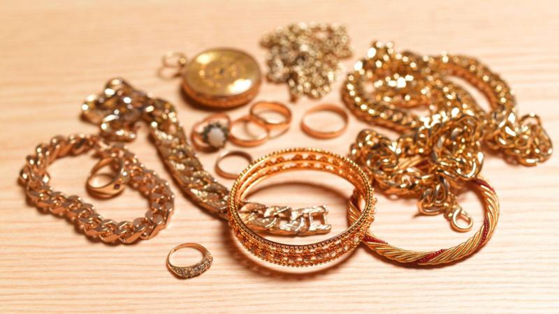 Demand for online jewellery boosts December retail sales