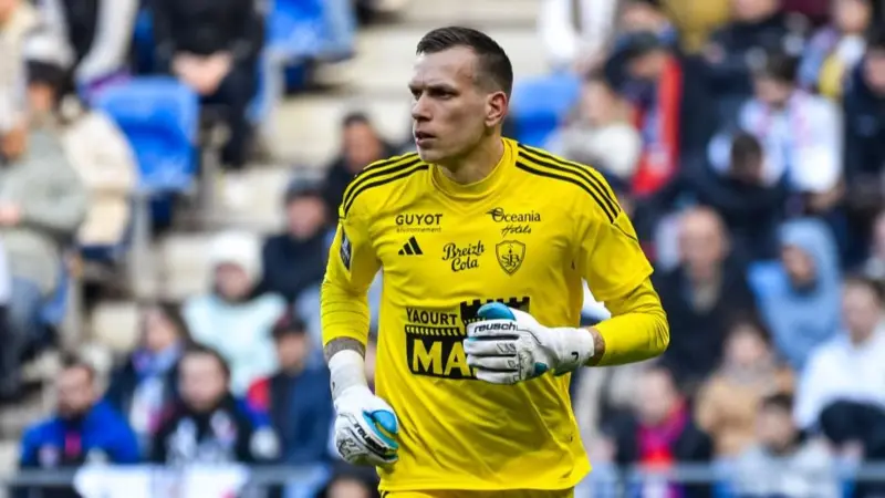 Brest goalkeeper Marco Bizot signs for Aston Villa 
