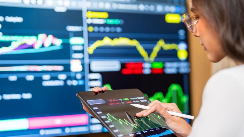 FTSE 100 hits 10,000 mark for first time