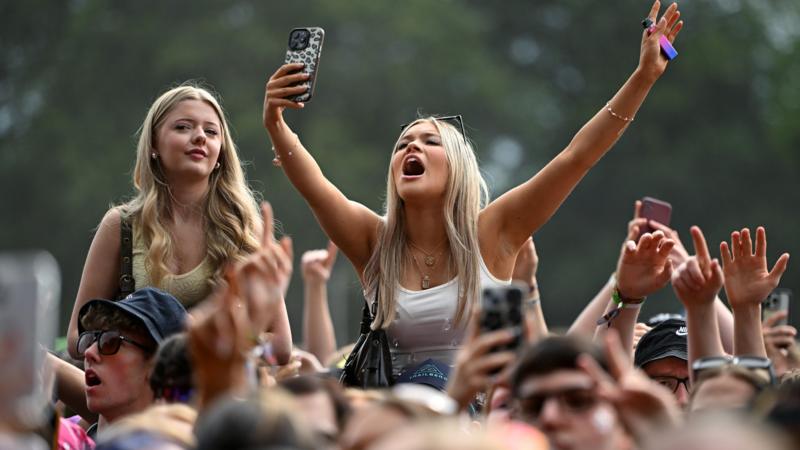 UK to bask in 30C heat on bank holiday Monday