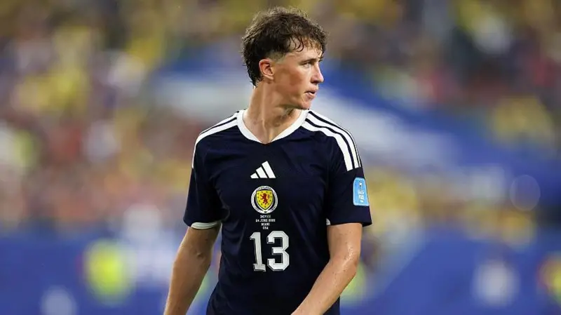 Hendry firma un nuevo contrato con Al-Ettifaq.