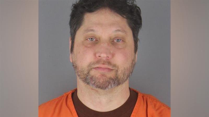 Duke përpunuar imazhin e Kazmierczak, duke shikuar në kamera dhe i veshur me një këmishë portokalli