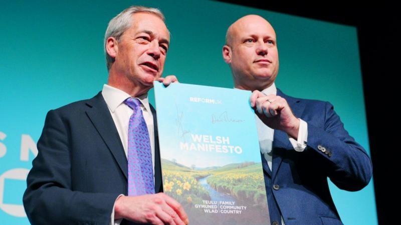 Nigel Farage a Dan Thomas yn dal maniffesto Reform