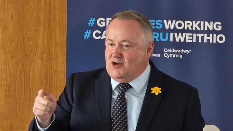 Darren Millar yn cyflwyno ei araith