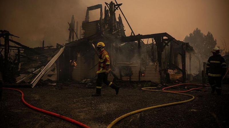 France orders evacuation of peninsula as hundreds flee wildfires by boat