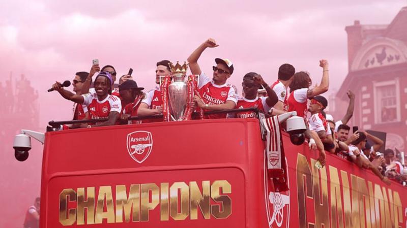 Arsenal fans turn streets red for victory parade