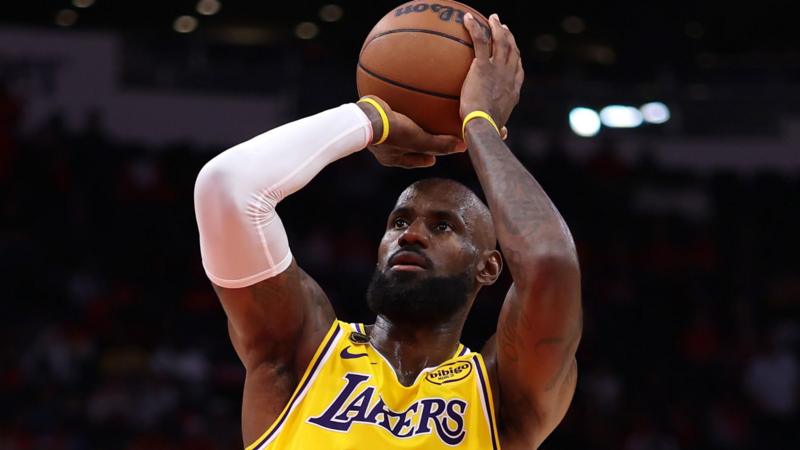 James stars as Lakers set up Thunder showdown