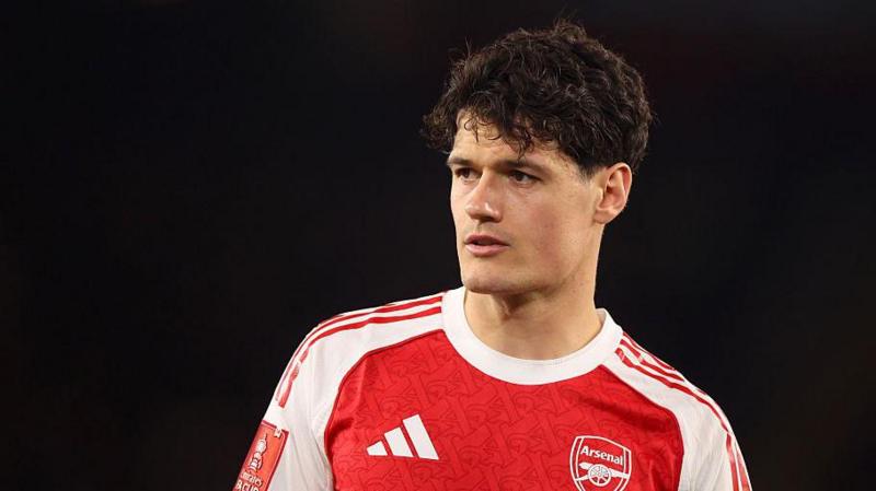 Everton sign midfielder Norgaard from Arsenal