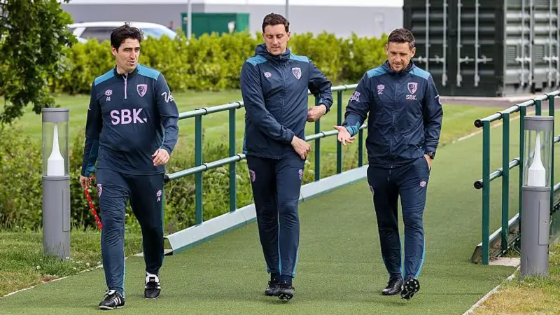 El cuerpo técnico de Iraola en el Bournemouth se unirá a él en Anfield.