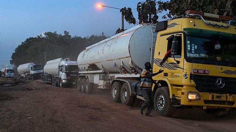 Niger revokes licences of tanker drivers who refuse to go Mali amid jihadist blockade