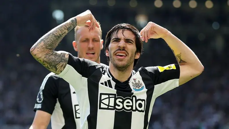 Newcastle beat 10-man Chelsea to close in on Champions League