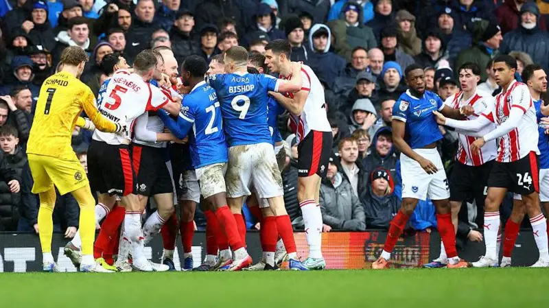 Saints y Pompey reciben fuertes multas tras la pelea en el derbi