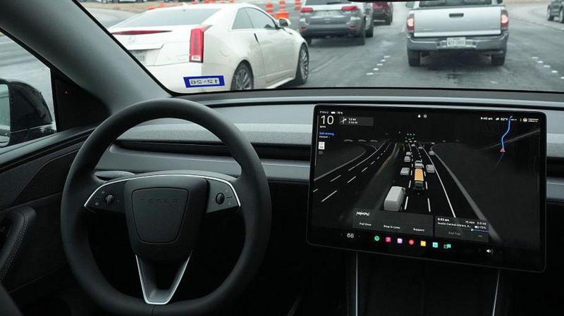 Tesla crash that killed a woman under federal investigation