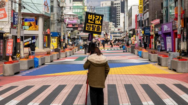 'An escape from feeling lonely': The Seoul 'convenience stores' fighting isolation