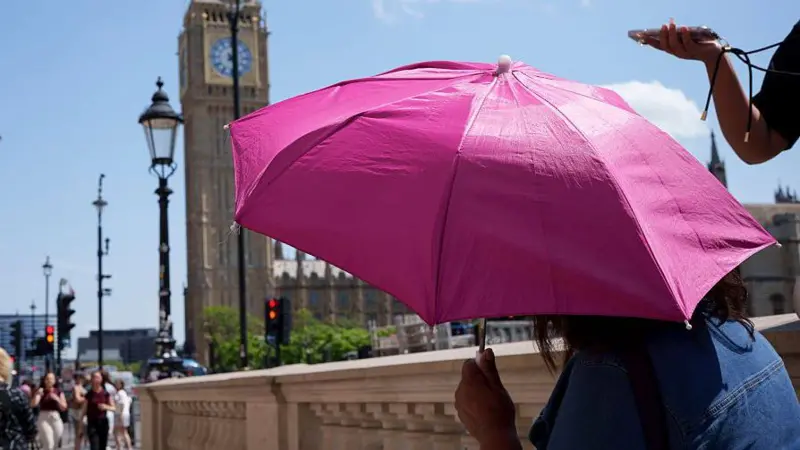 El Reino Unido se encamina a registrar el día de junio más caluroso de su historia, mientras continúa el calor abrasador.