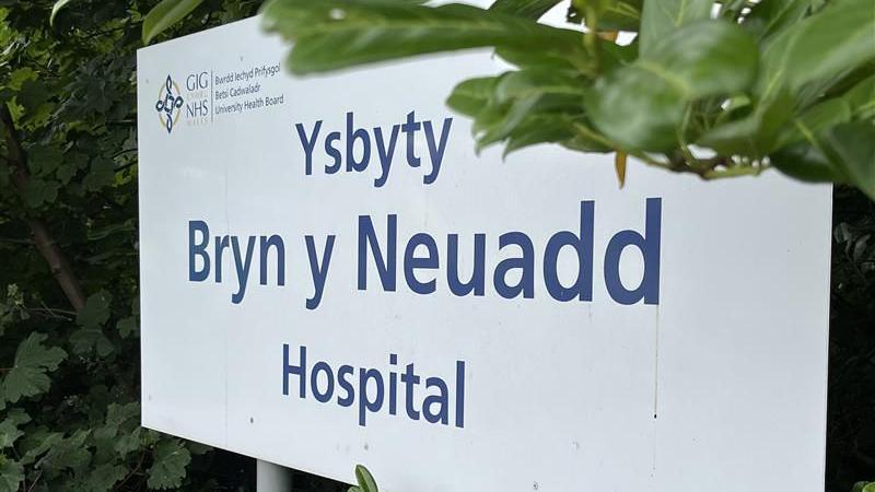 Arwydd ysbyty bryn y neuadd