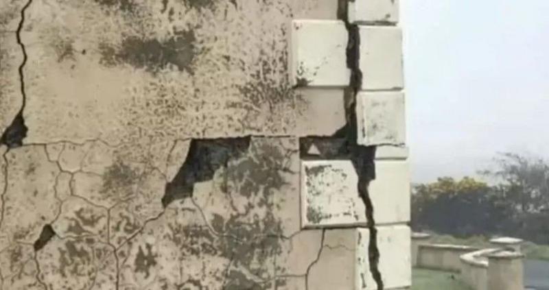 The crumbling and cracked wall of a home in Ireland impacted by defective blocks