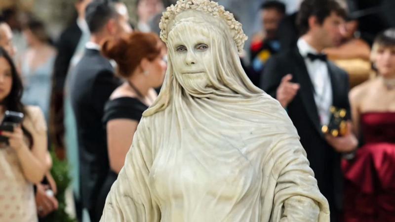 How did Heidi Klum become a living Met Gala sculpture?