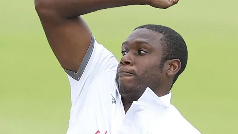 Barker ayuda a Warwickshire a conseguir la victoria contra Essex. Barker ayuda a Warwickshire a conseguir la victoria contra Essex.