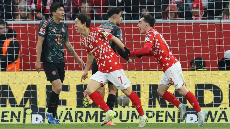 Bundesliga leaders Bayern Munich suffered a first league defeat under boss Vincent Kompany as they were beaten at Mainz.