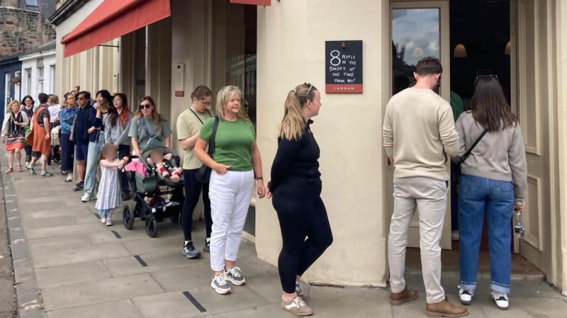 The Edinburgh bakery so busy it has had to hire a queue warden - BBC News