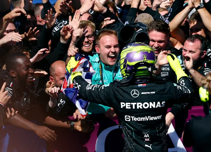 lewis hamilton with his team