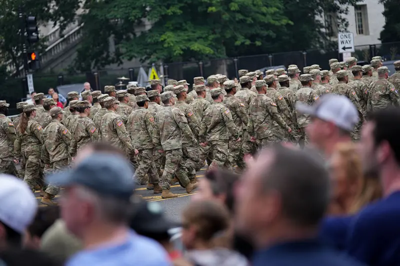 Des soldats défilent à Washington devant la foule.