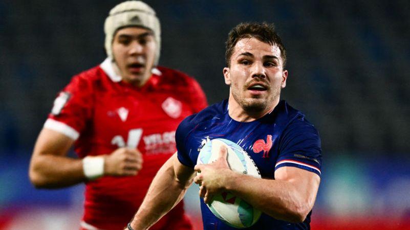 Antoine Dupont running with the ball for France