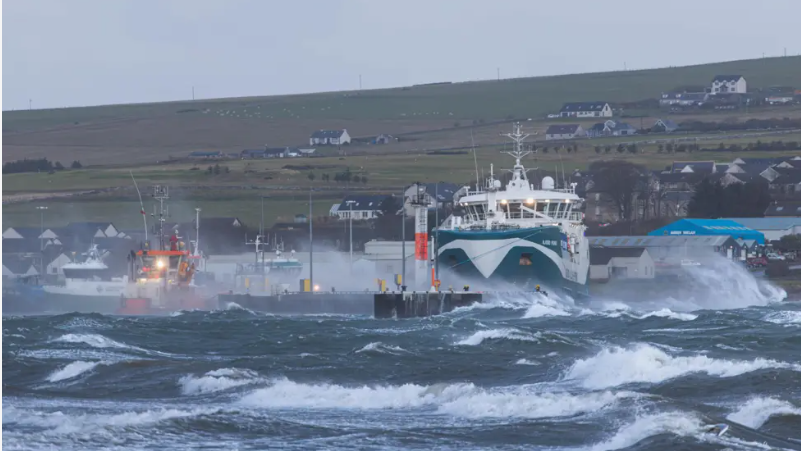 Na tuinn mhòra aig cala Kirkwall ann an Arcaigh Là na Bliadhn' Ùire 
