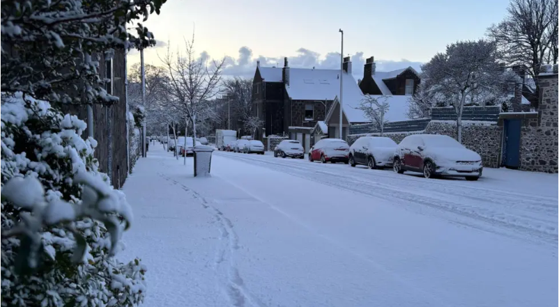 Sràid air a còmhdach le sneachd ann an Obair Dheathain