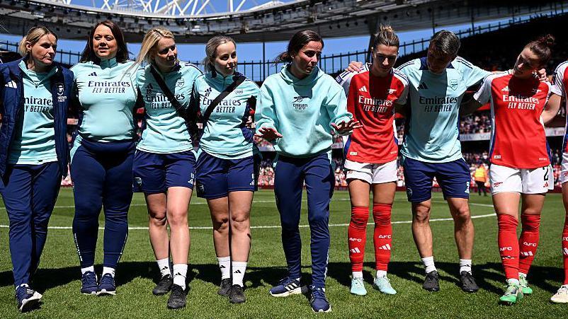 Renee Slegers speaks to her Arsenal players