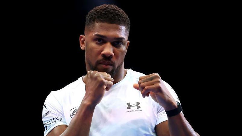 Anthony Joshua shadow boxing