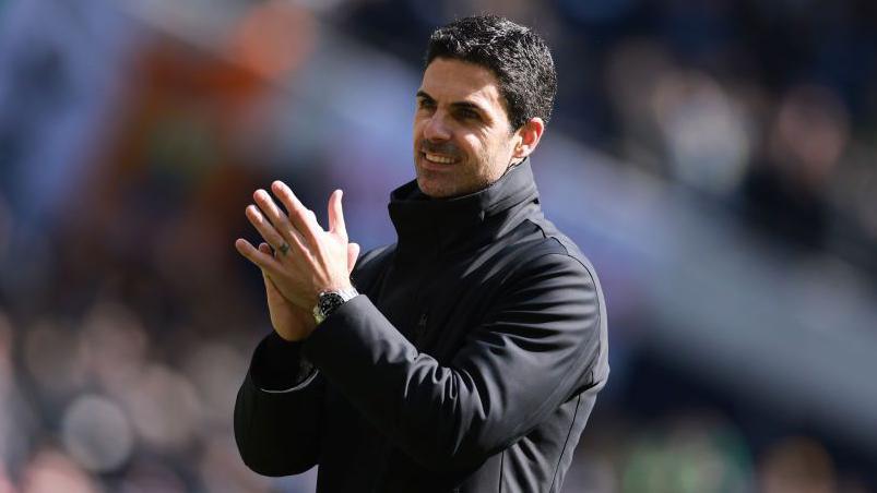 Mikel Arteta clapping fans