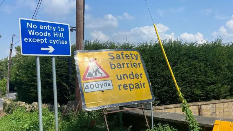 A roadworks sign saying "Safety barrier under repair in 400 yds"