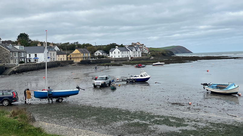 Tai yn ardal traeth y Parrog yn Nhrefdraeth, Sir Benfro