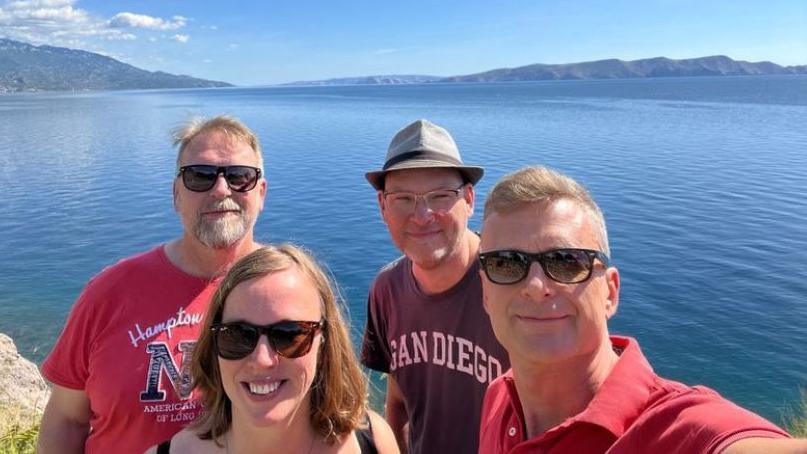 Johan Takats, Helena Engstrom, Mattias Johansson, Peter Mårtensson in front of a lake