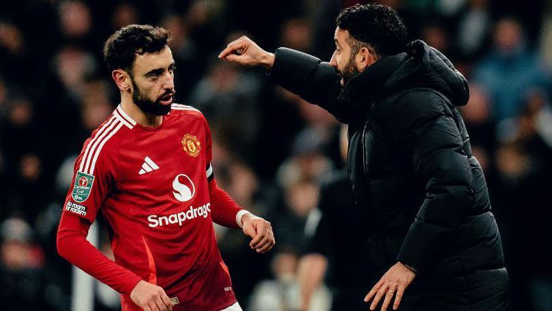Head Coach Ruben Amorim of Manchester United speaks to Bruno Fernandes