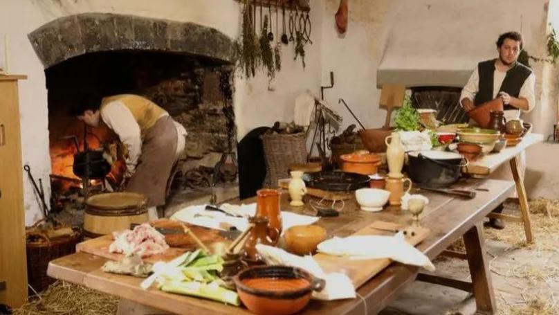 Llŷr oedd y cogydd ar raglen Y Llys a oedd yn ail-greu llys o 1525