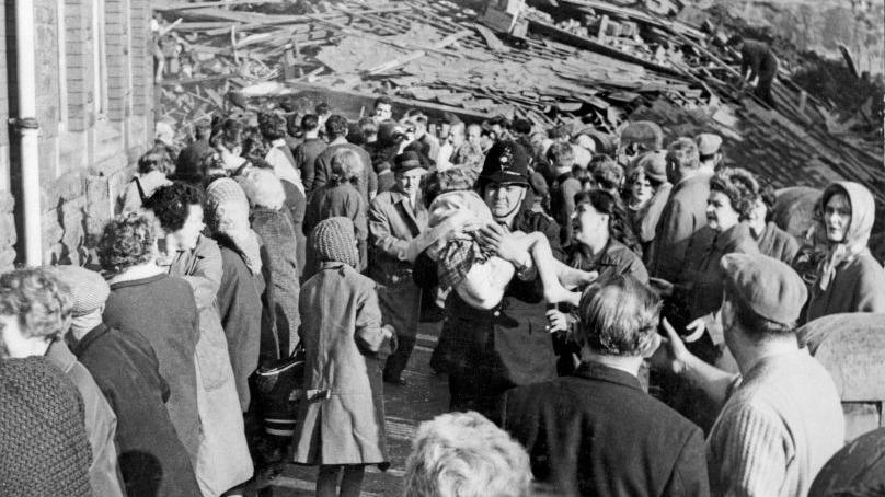 Bore'r tirlithriad yn Aberfan yn 1966