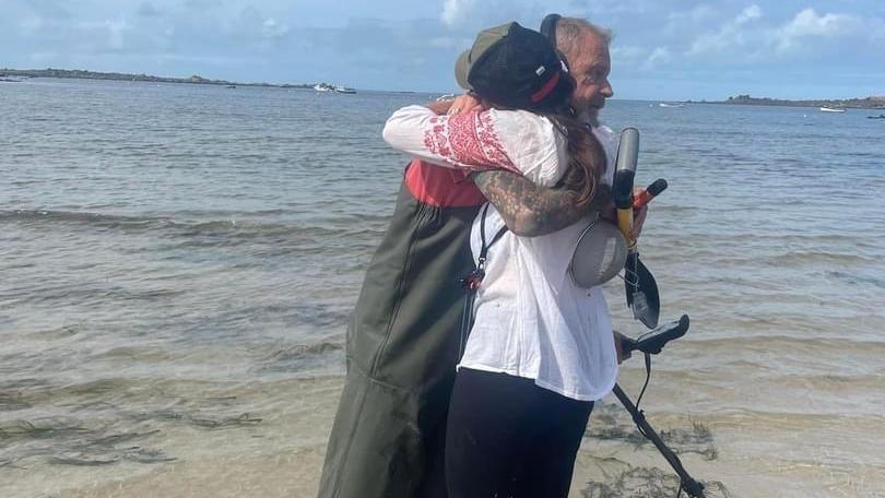 Tessa le Gallez hugging Matthew Kneebone