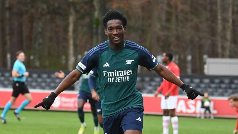 Amario Cozier-Duberry in action for Arsenal at youth level