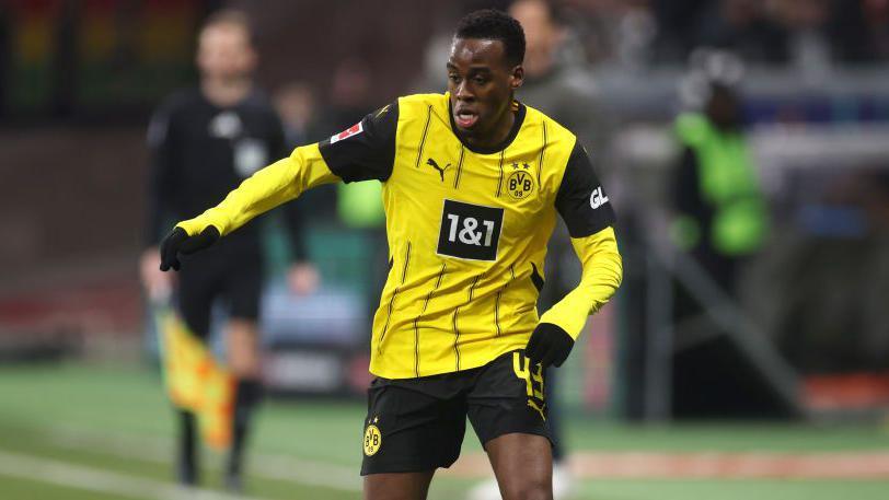 Jamie Gittens in action for Dortmund