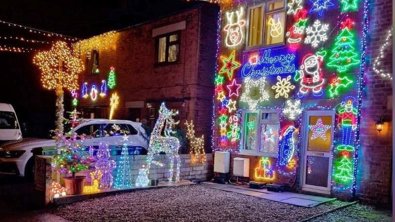 House full of Christmas decorations that are lit up on Jeynes Row in Tewkesbury. These range from Christmas trees to stars to reindeer. 